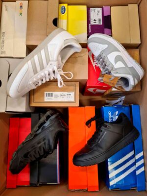 The photo shows a package with footwear in the category CS.