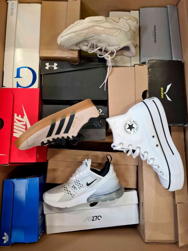 The photo shows a package with footwear in the category CS.