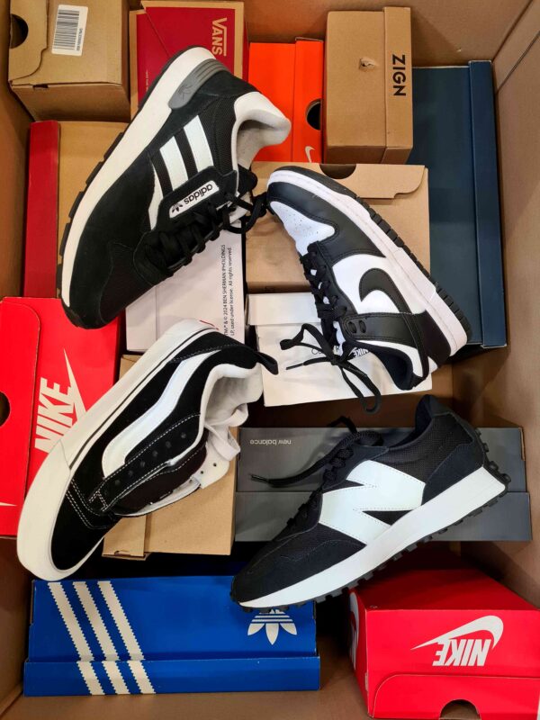 The photo shows a package with footwear in the category CS.