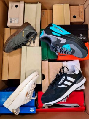 The photo shows a package with footwear in the category CS.