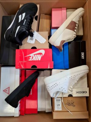 The photo shows a package with footwear in the category CS.