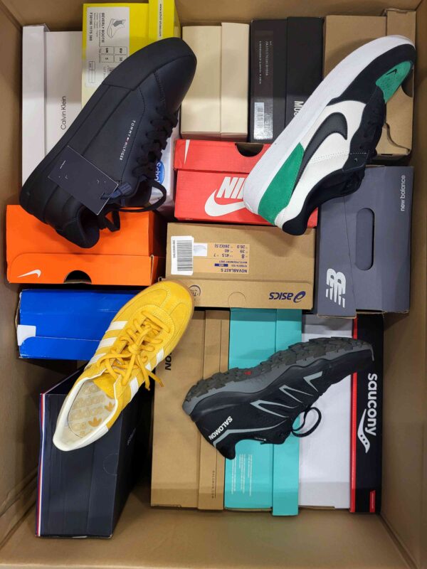 The photo shows a package with footwear in the category CS.