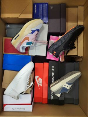 The photo shows a package with footwear in the category CS.