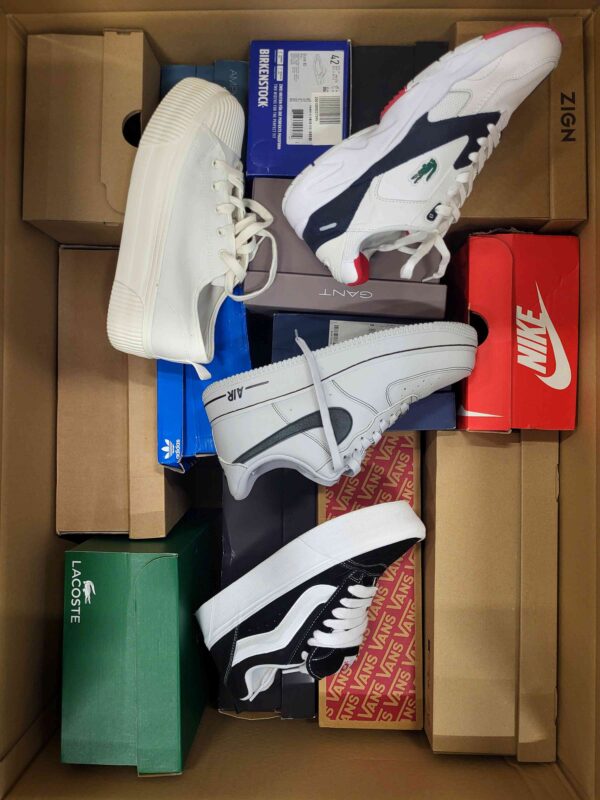The photo shows a package with footwear in the category CS.