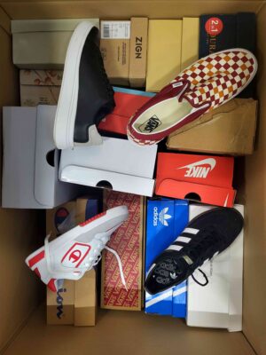 The photo shows a package with footwear in the category CS.