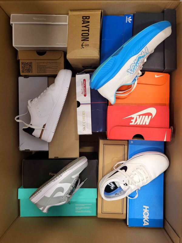 The photo shows a package with footwear in the category CS.