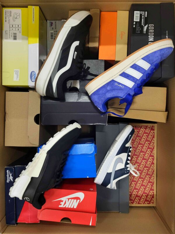 The photo shows a package with footwear in the category CS.