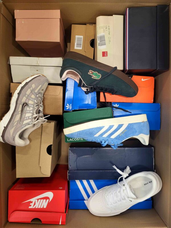 The photo shows a package with footwear in the category CS.