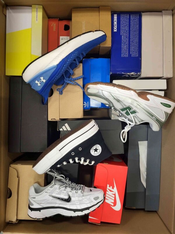 The photo shows a package with footwear in the category CS.