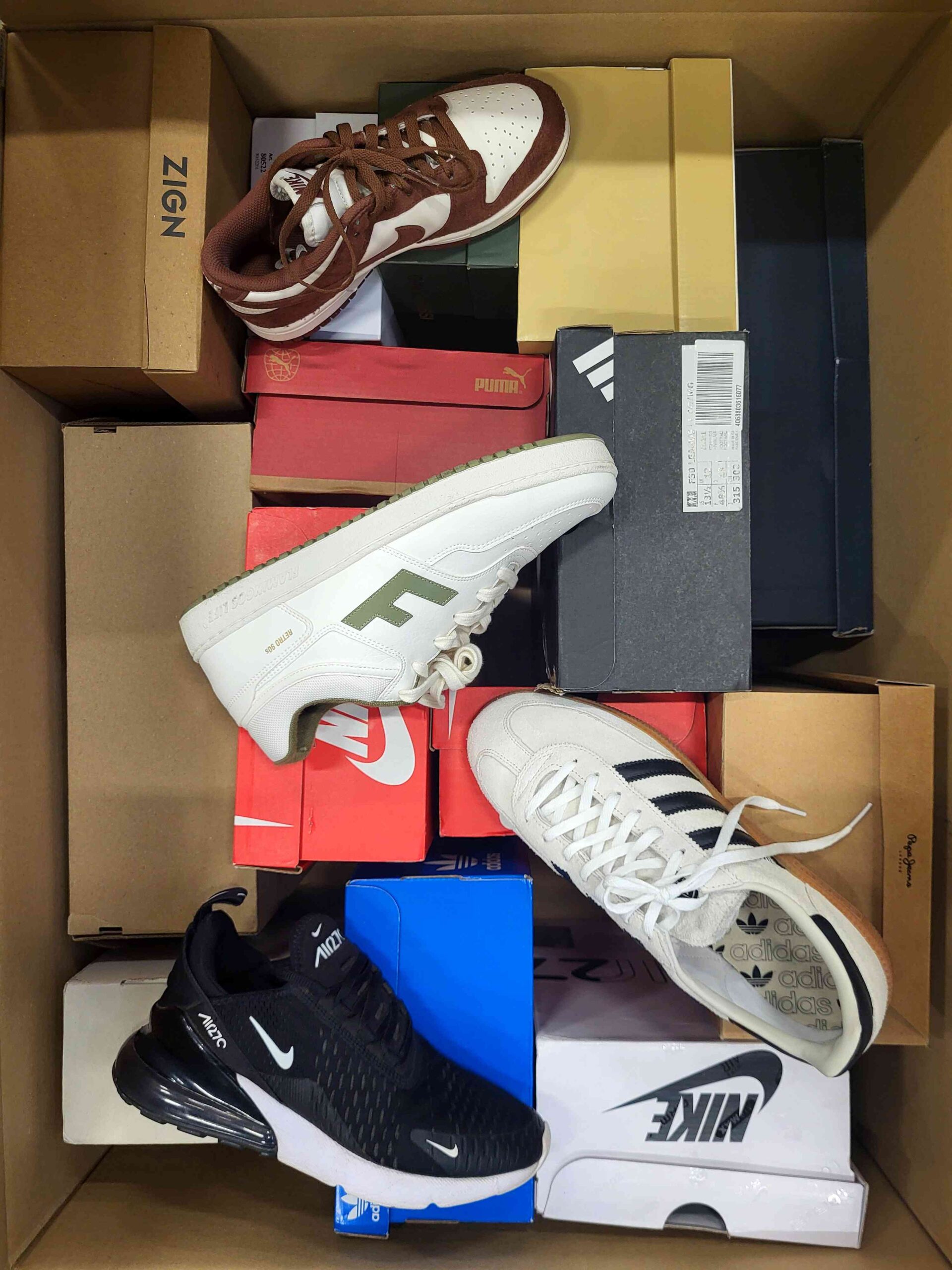 The photo shows a package with footwear in the category CS.