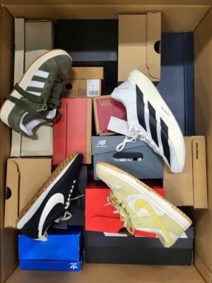 The photo shows a package with footwear in the category CS.