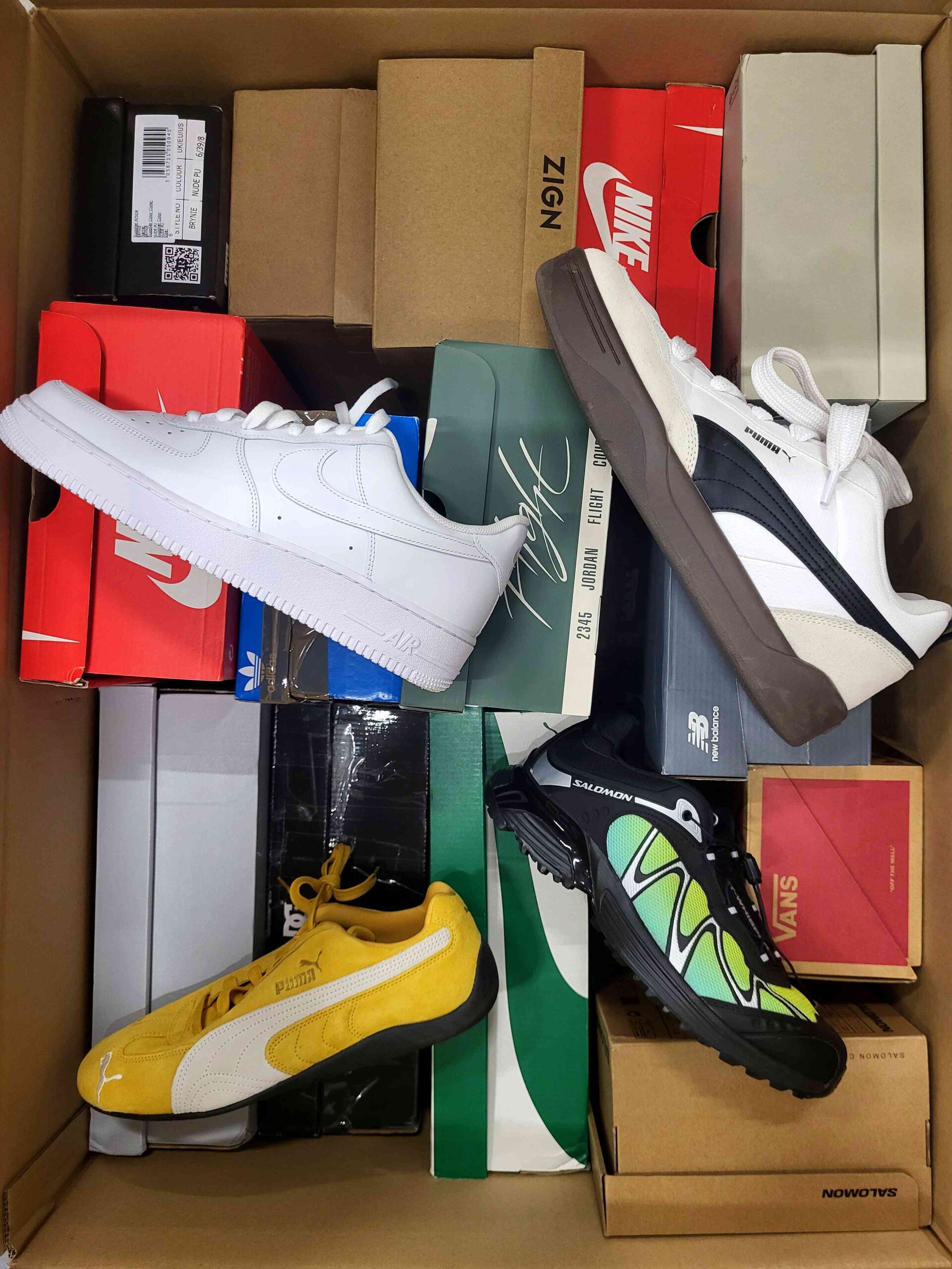 The photo shows a package with footwear in the category CS.