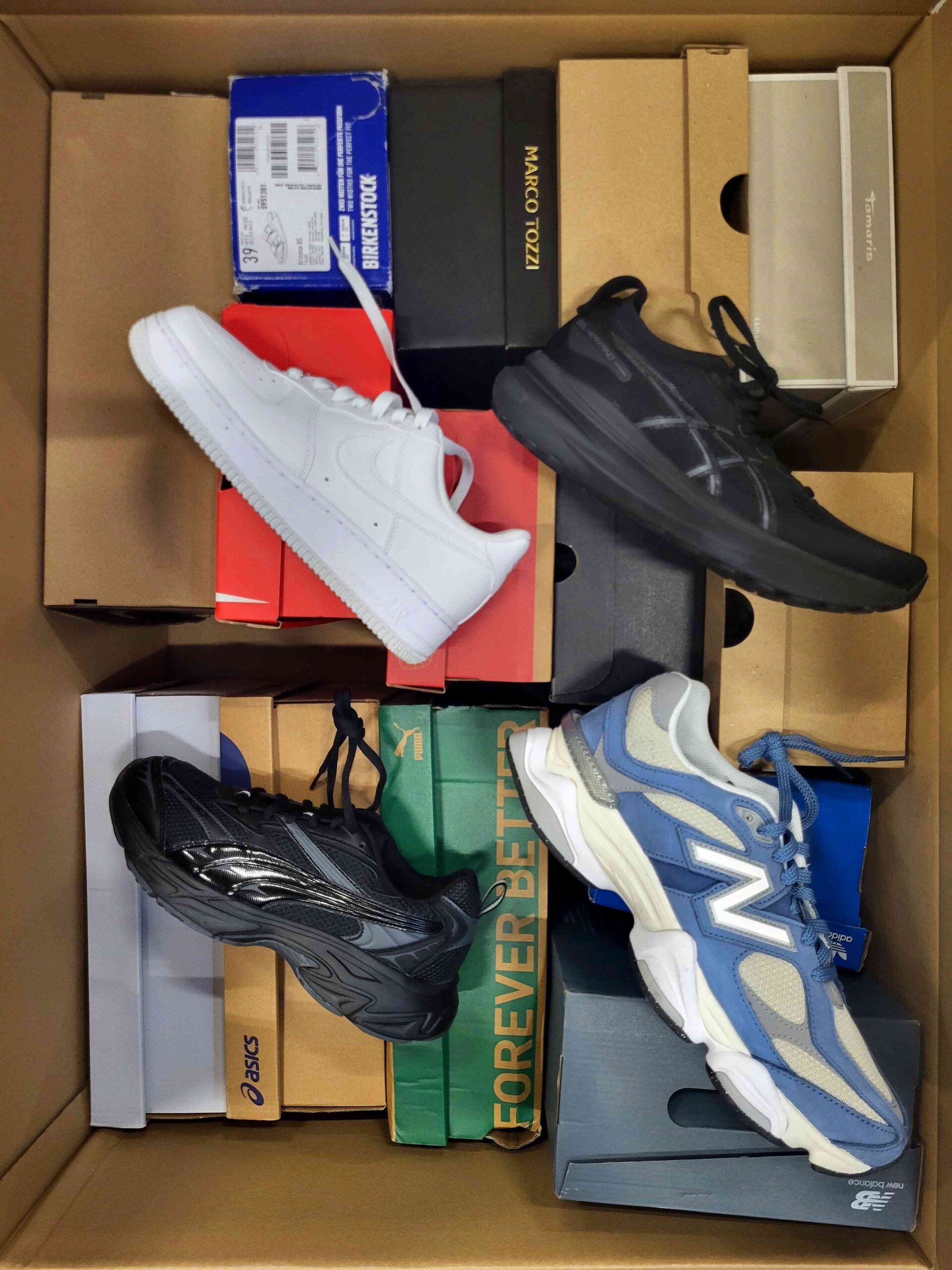 The photo shows a package with footwear in the category CS.