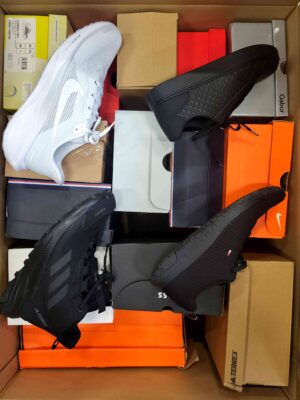 The photo shows a package with footwear in the category CS.