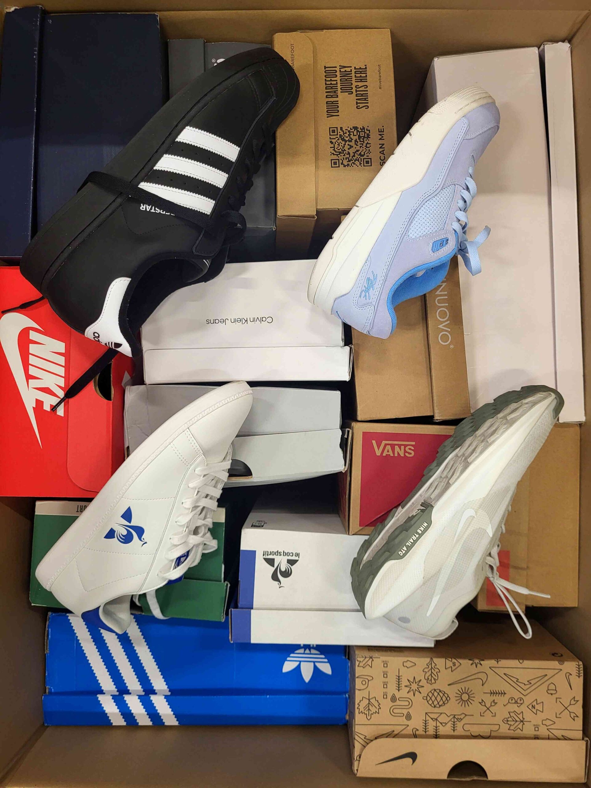 The photo shows a package with footwear in the category CS.