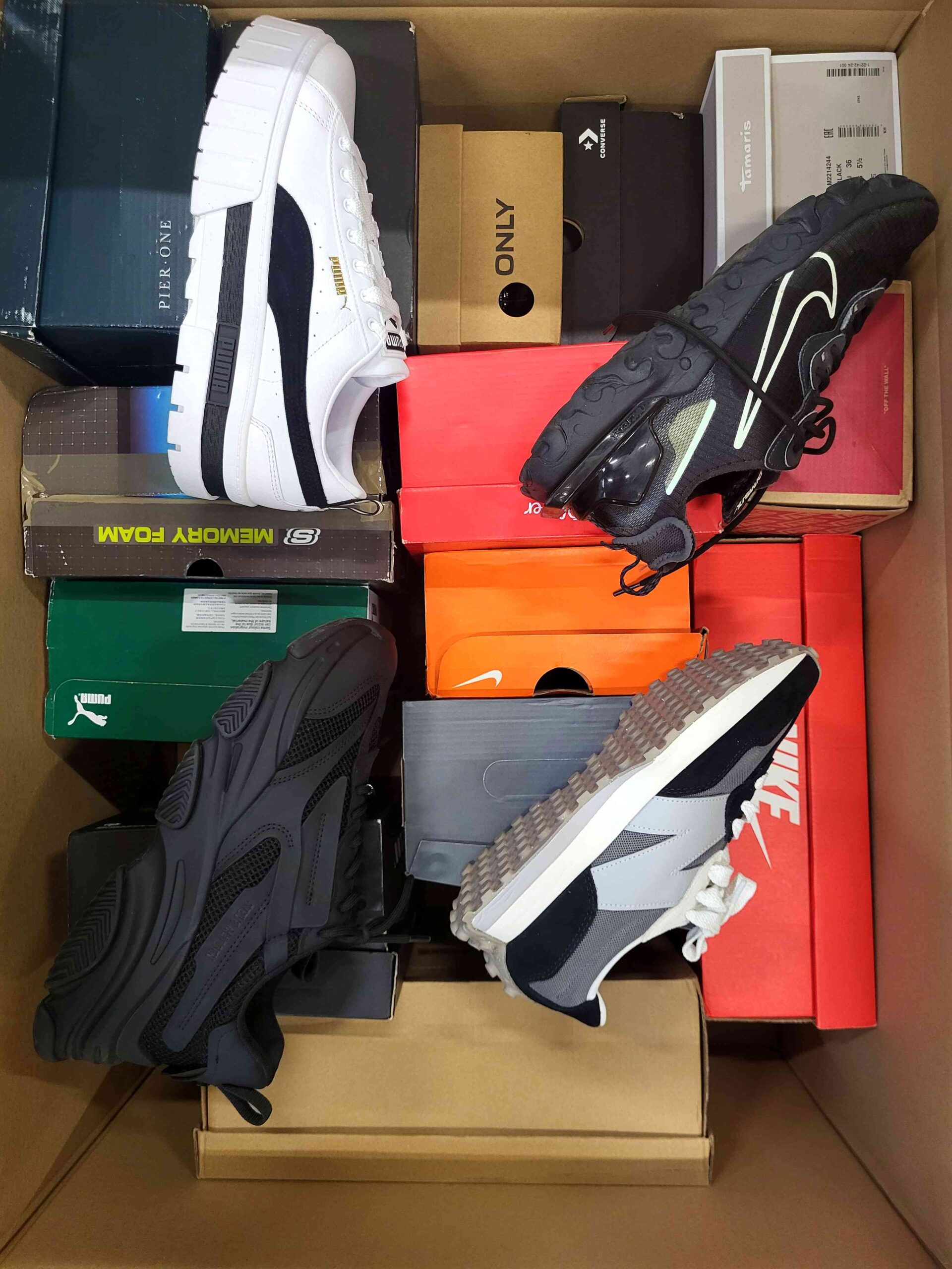 The photo shows a package with footwear in the category CS.