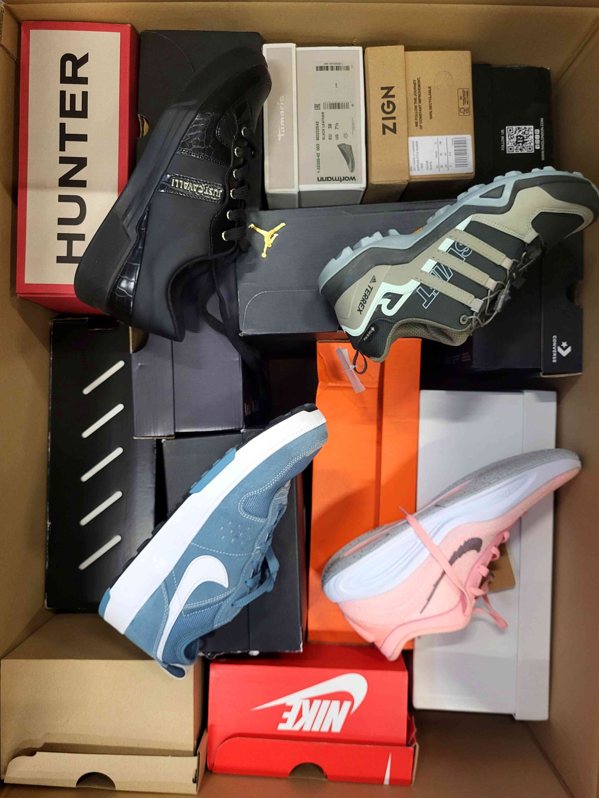 The photo shows a package with footwear in the category CS.