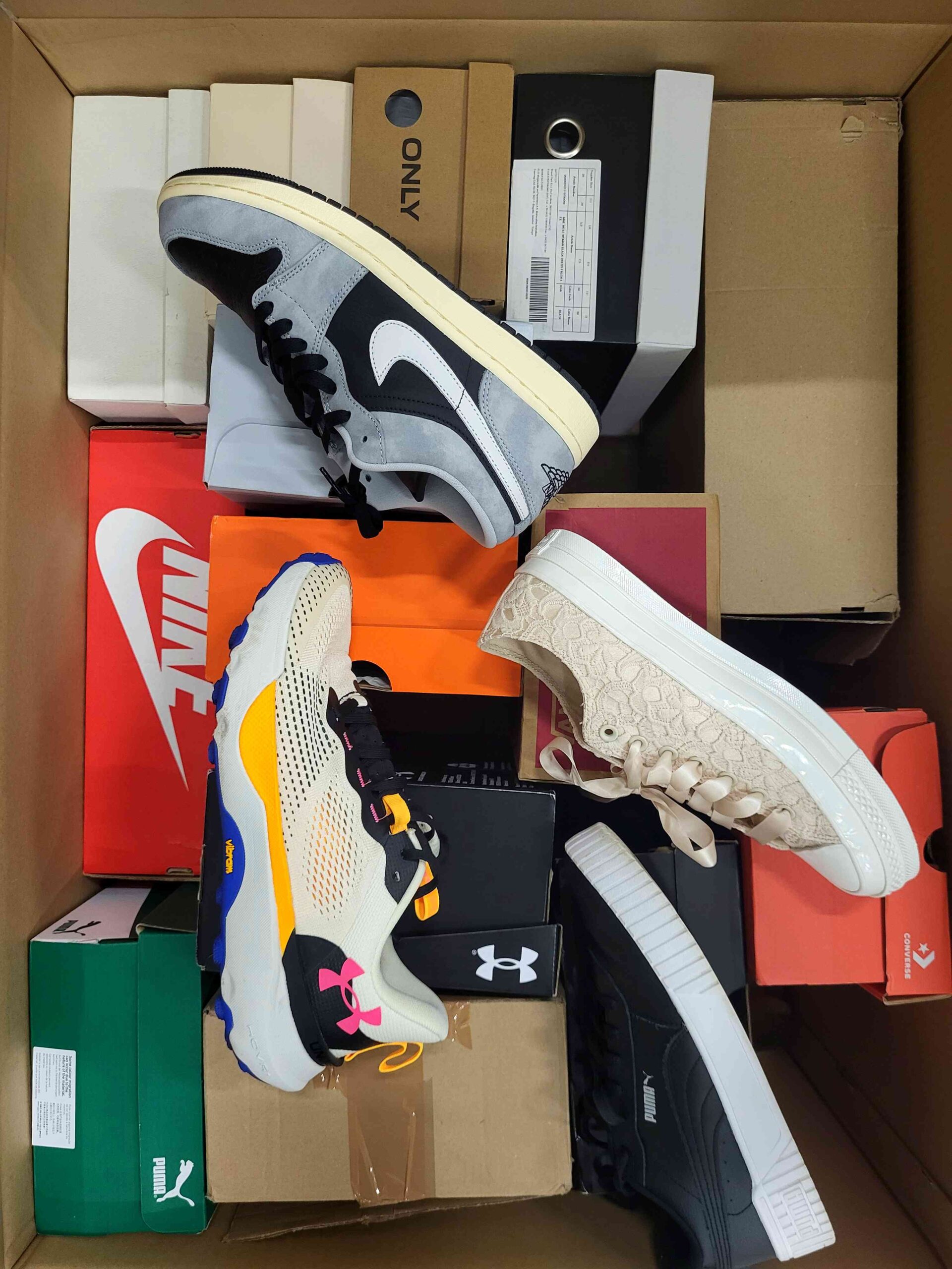 The photo shows a package with footwear in the category CS.