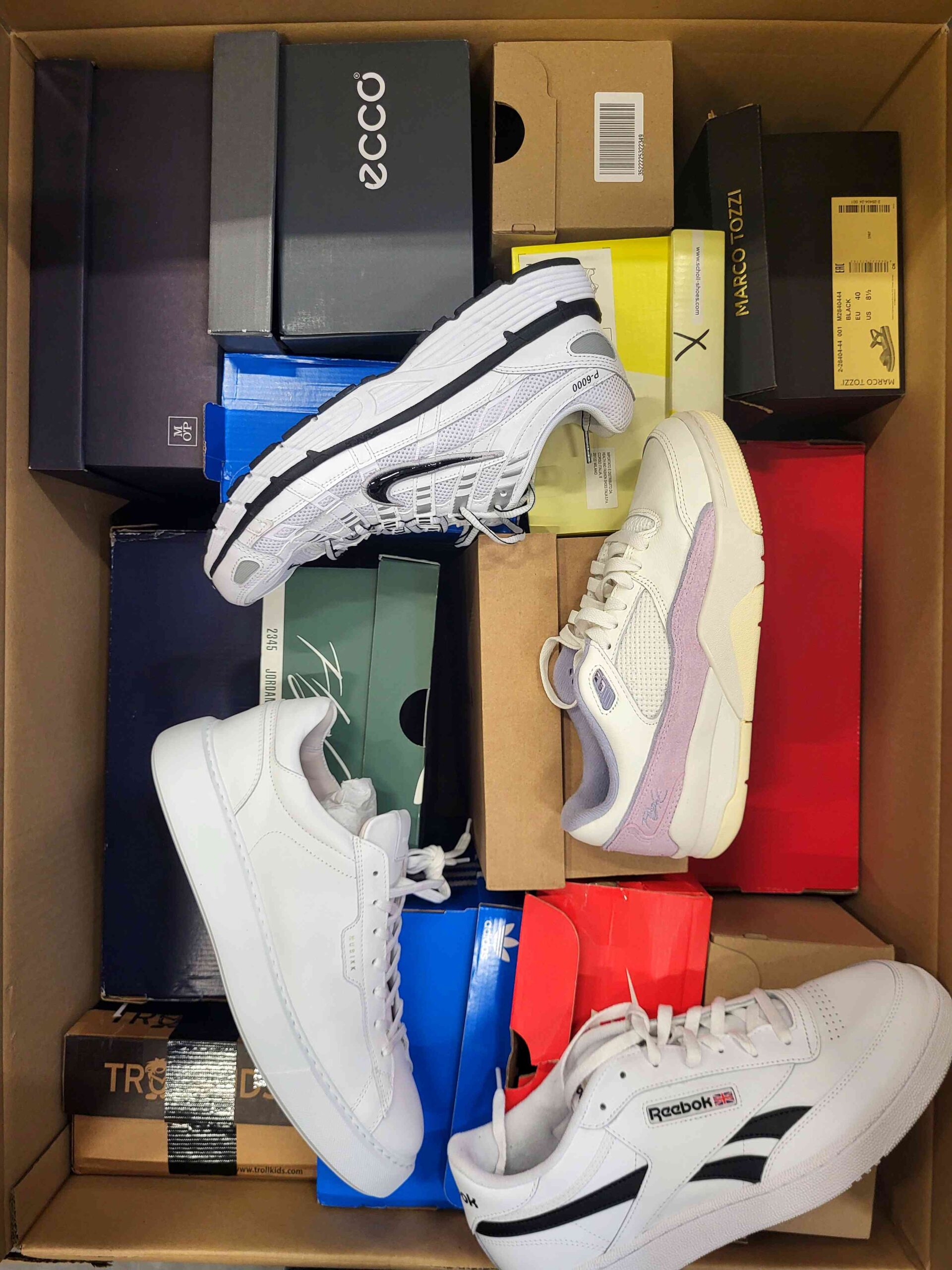 CS3382 3 The photo shows a package with footwear in the category CS.