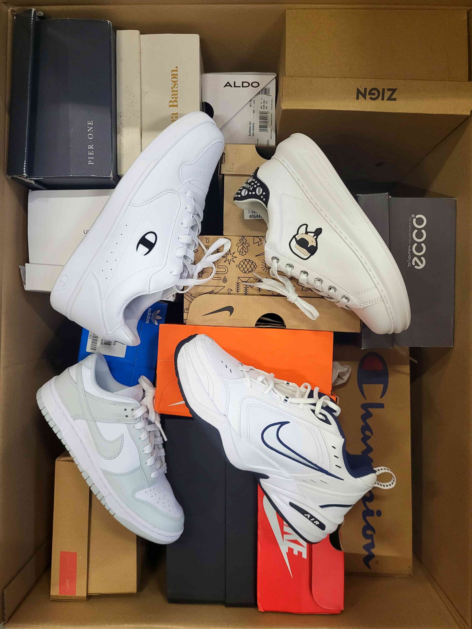 The photo shows a package with footwear in the category CS.