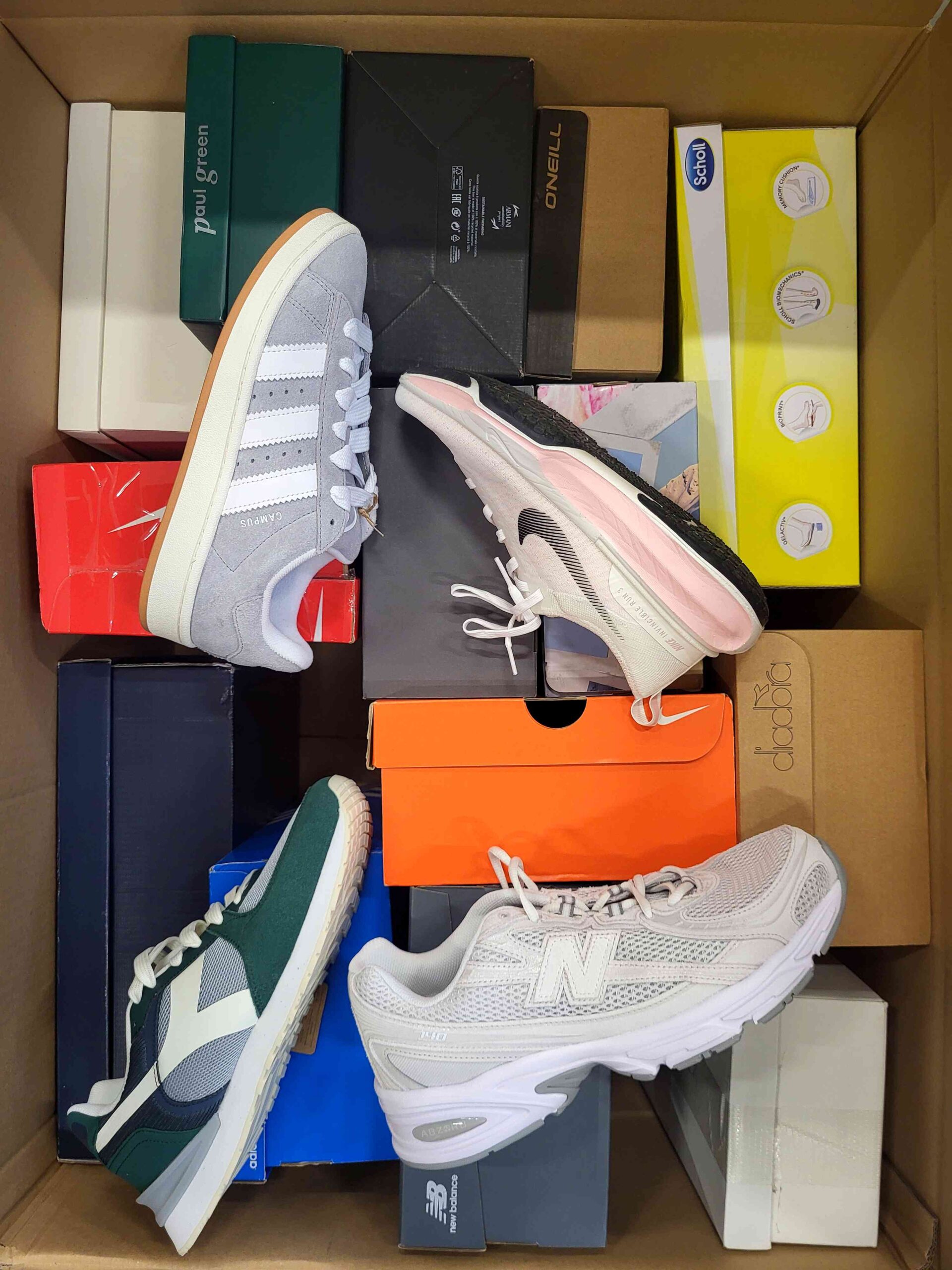 The photo shows a package with footwear in the category CS.