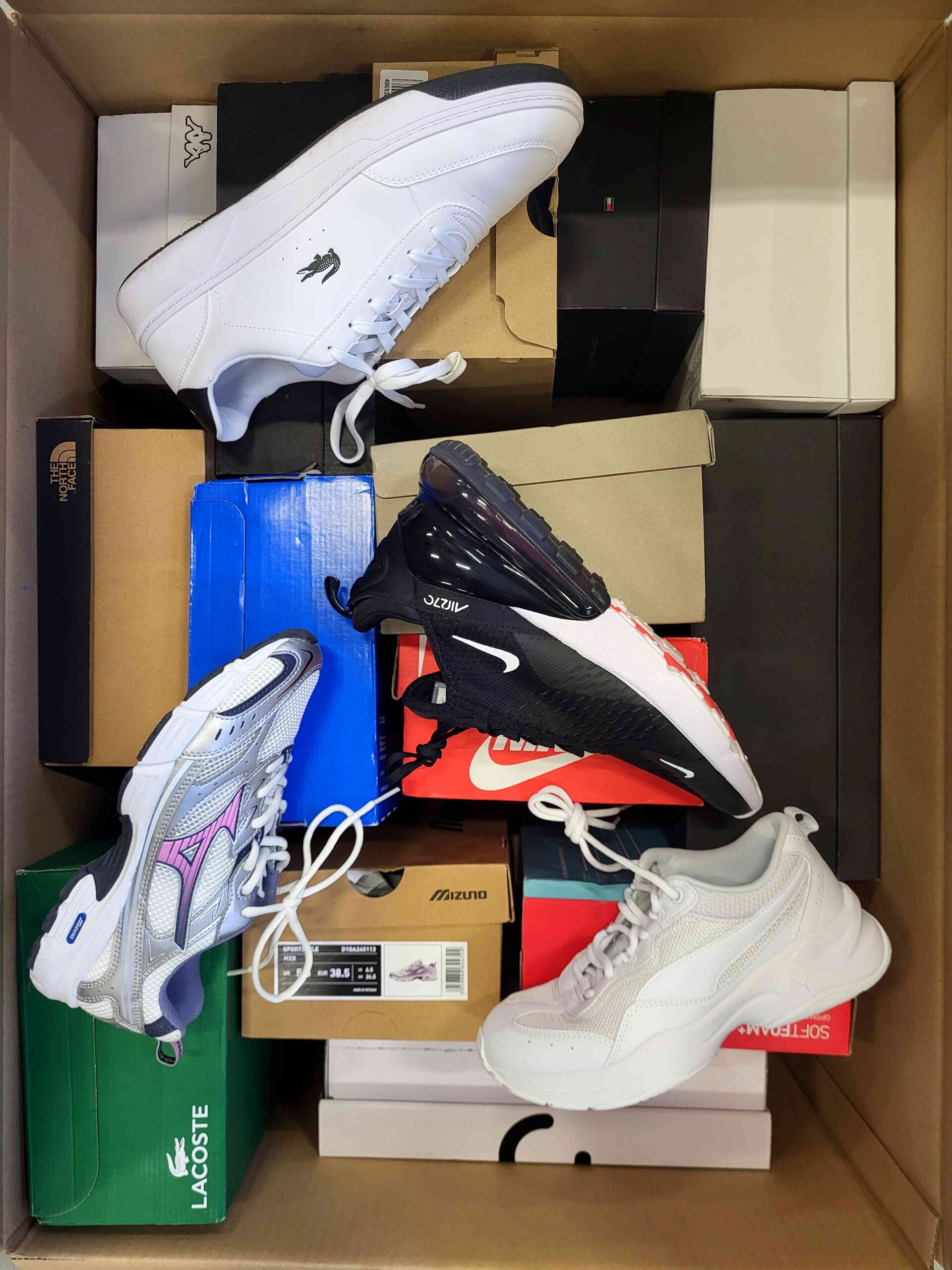 The photo shows a package with footwear in the category CS.