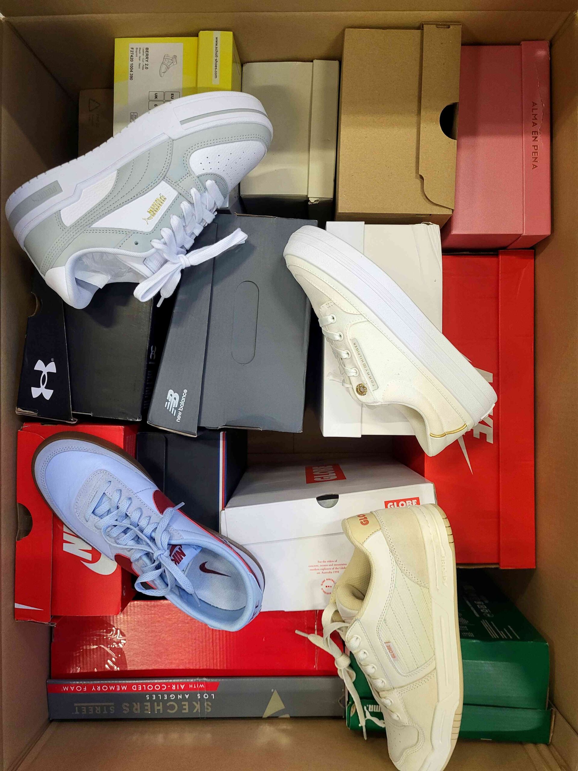 The photo shows a package with footwear in the category CS.