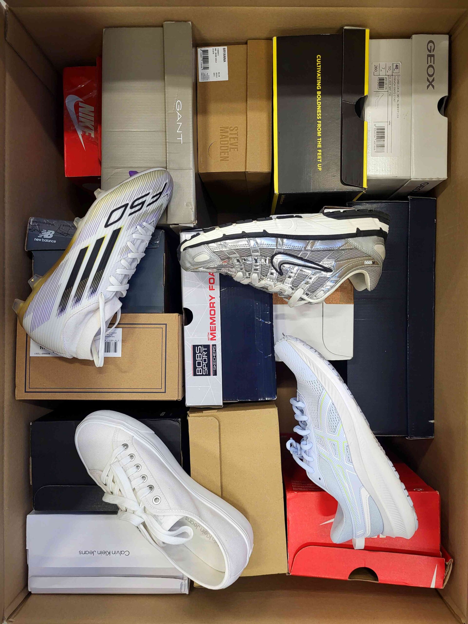 The photo shows a package with footwear in the category CS.