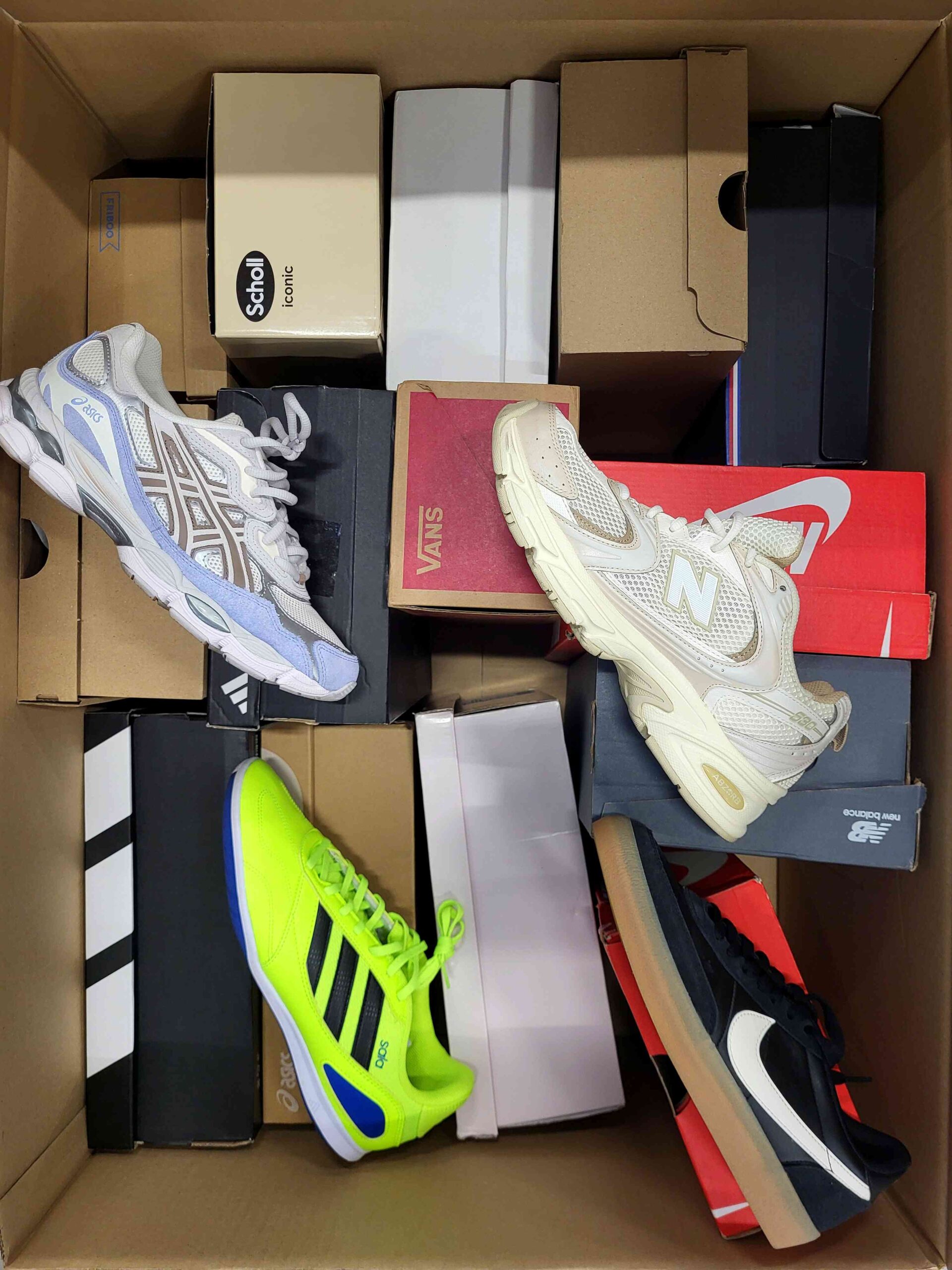 The photo shows a package with footwear in the category CS.