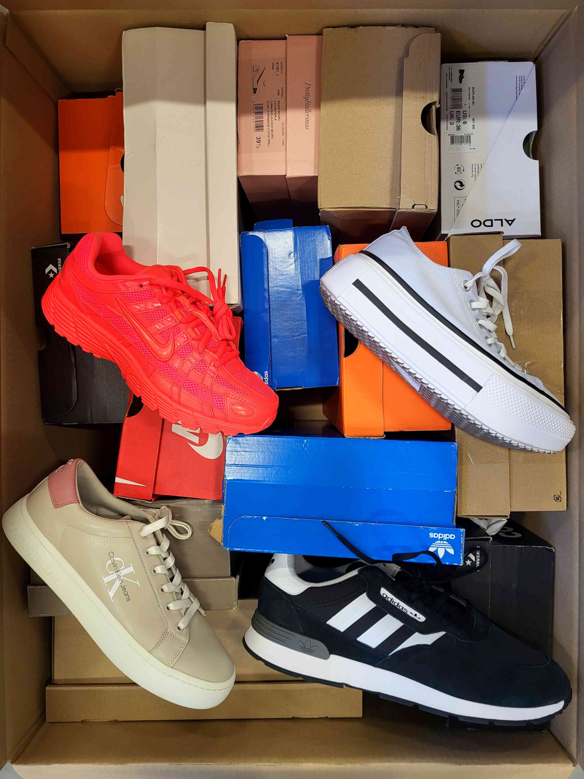 The photo shows a package with footwear in the category CS.