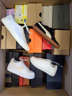 The photo shows a package with footwear in the category CS.