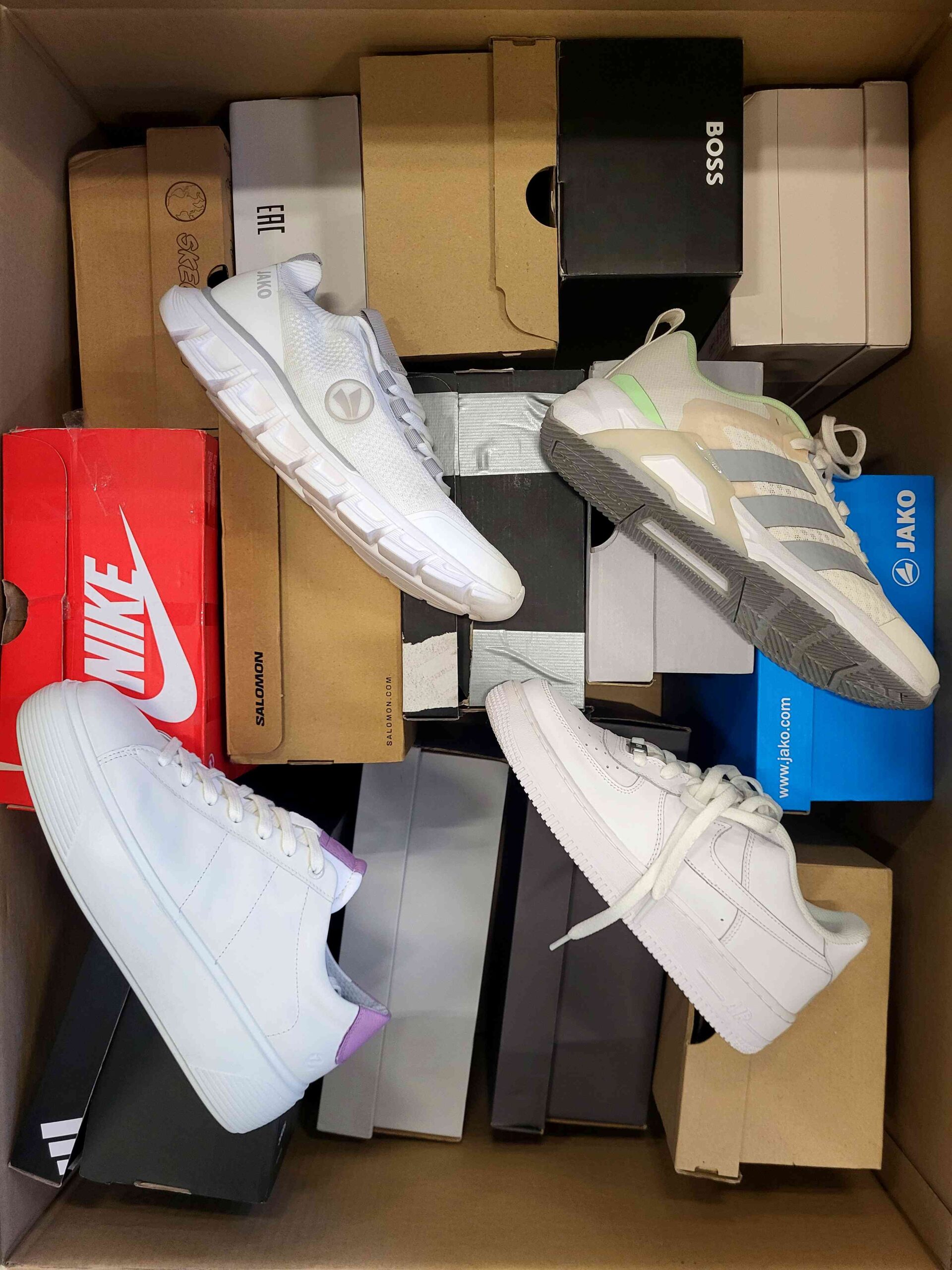 The photo shows a package with footwear in the category CS.