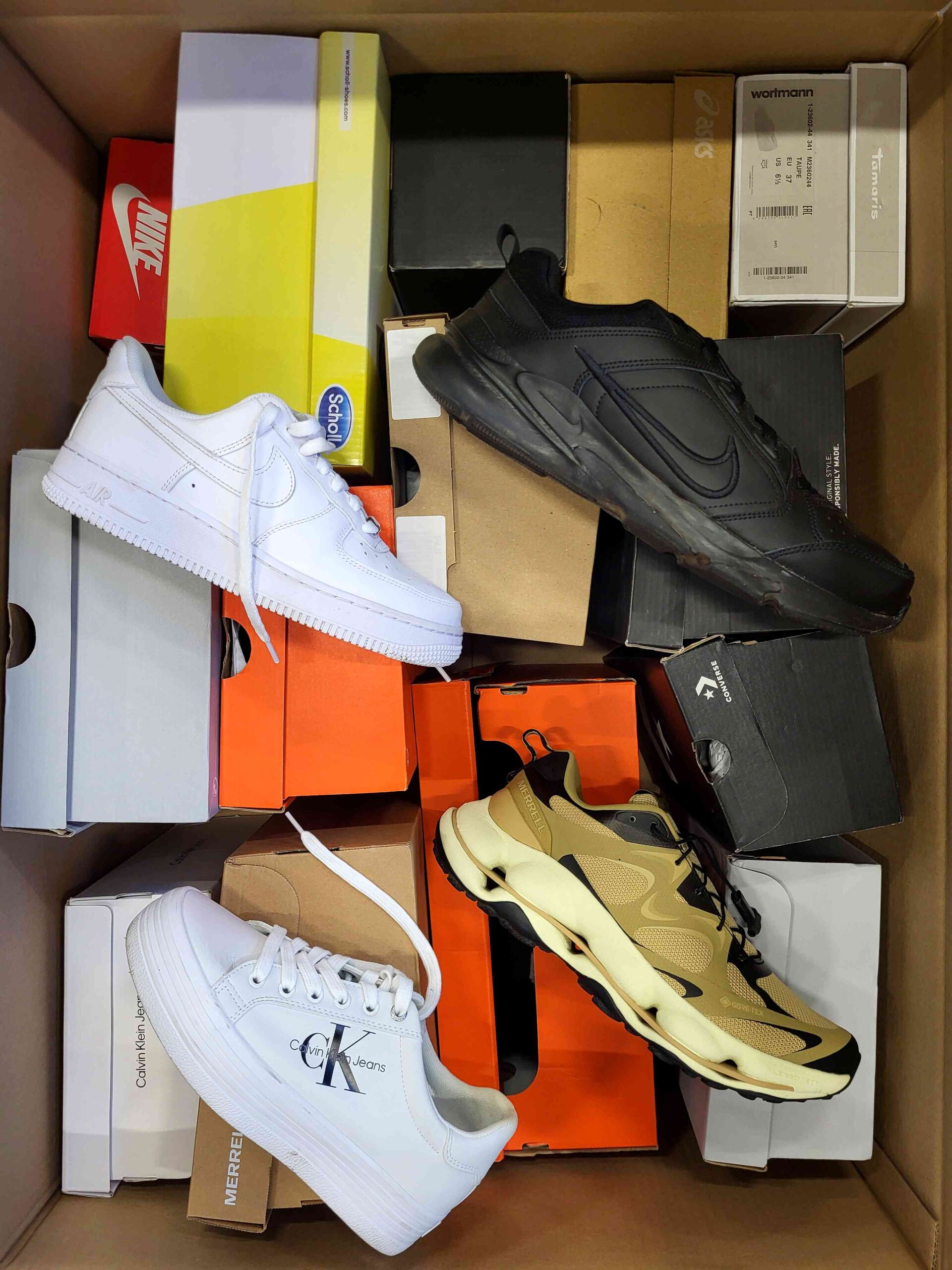 The photo shows a package with footwear in the category CS.