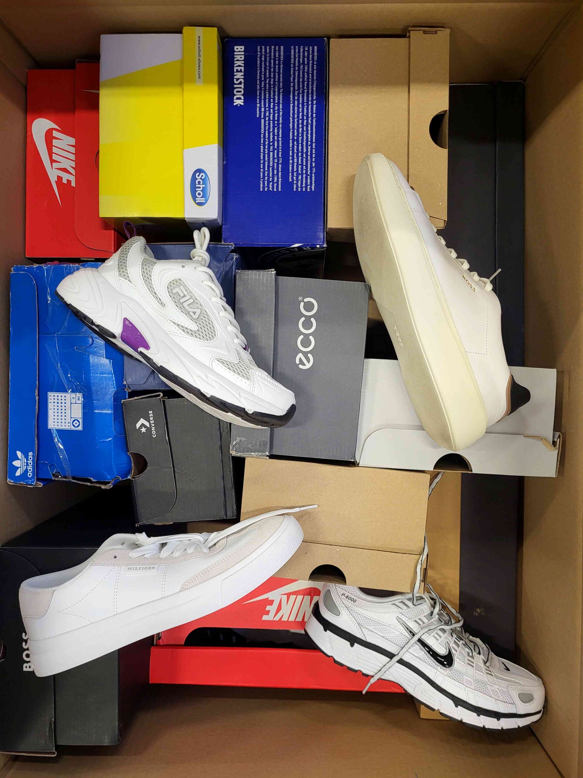 The photo shows a package with footwear in the category CS.
