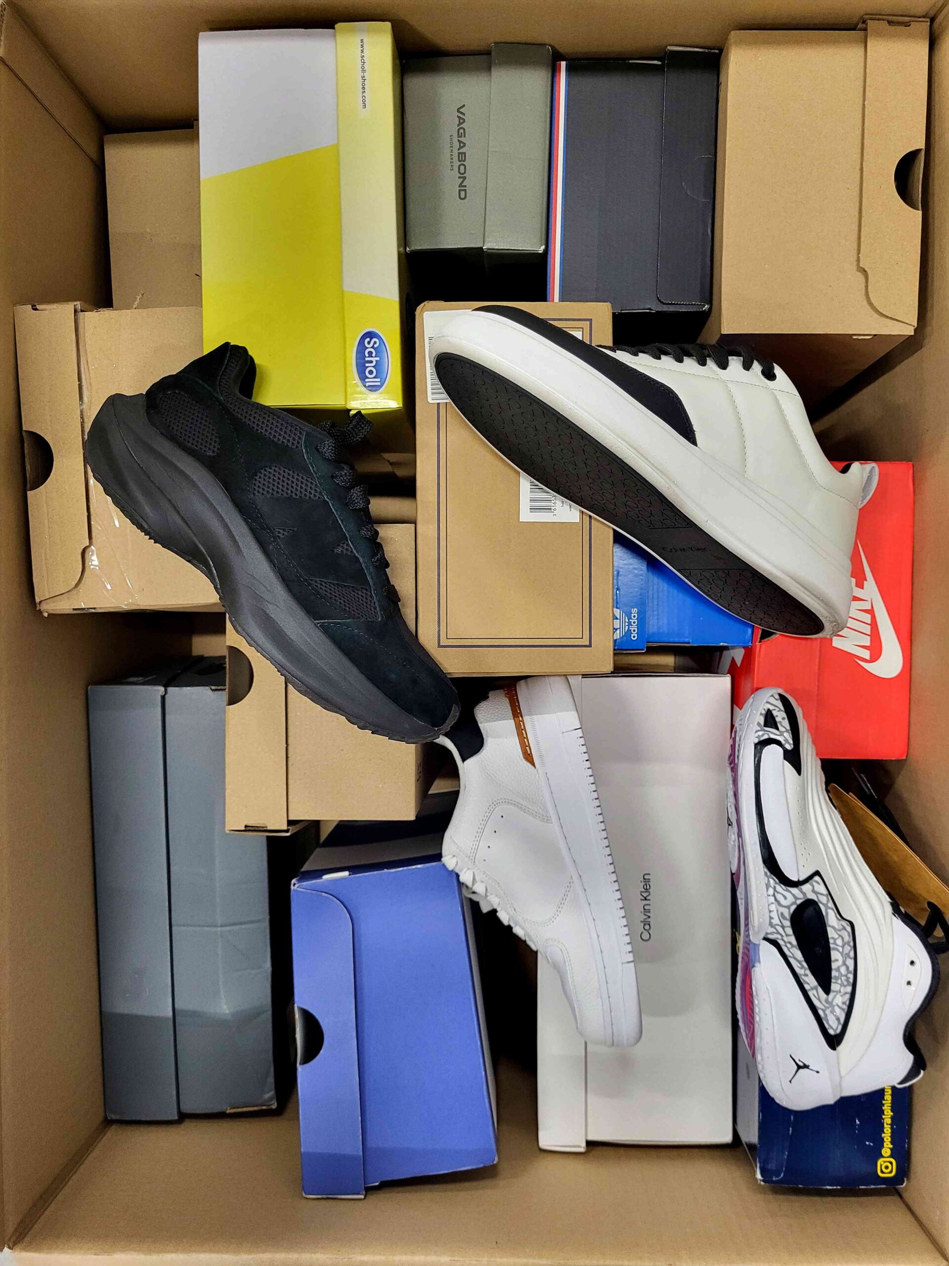 CS3416 3 The photo shows a package with footwear in the category CS.