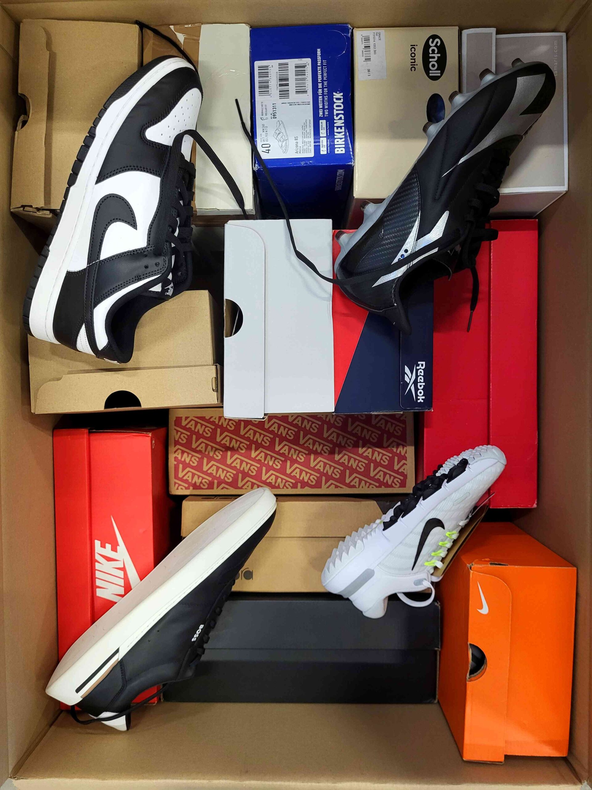 The photo shows a package with footwear in the category CS.