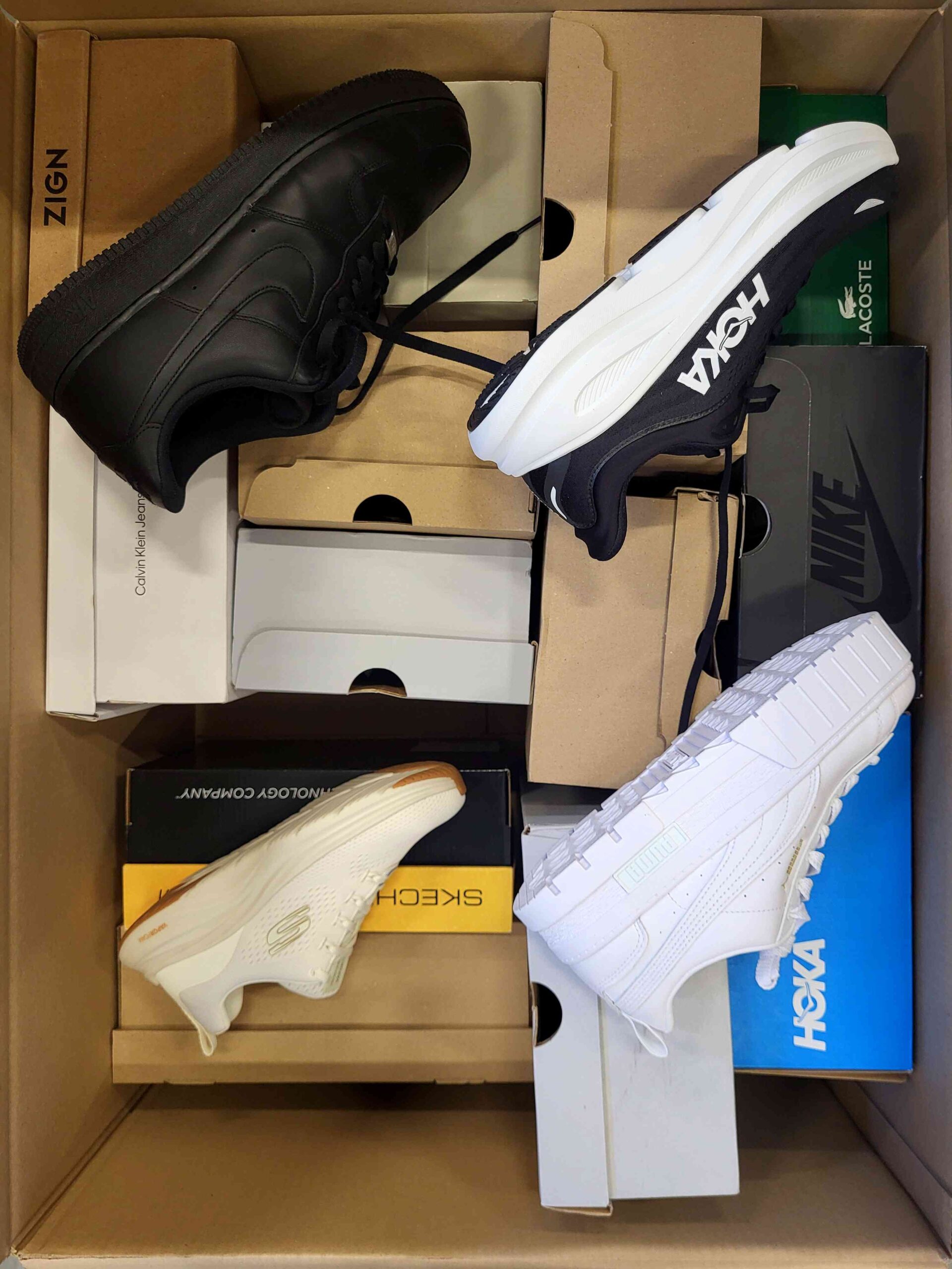 The photo shows a package with footwear in the category CS.