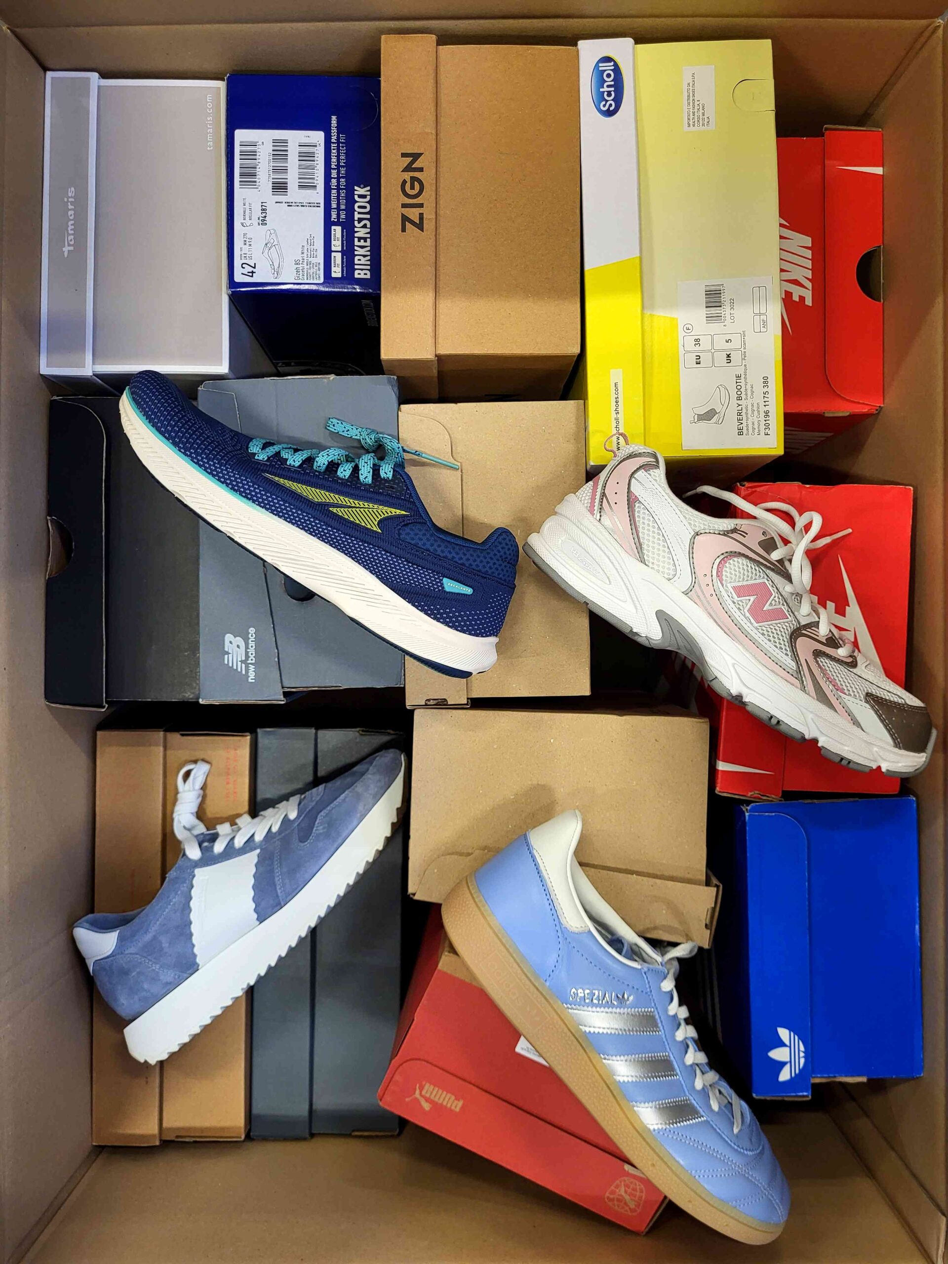 CS3431 3 The photo shows a package with footwear in the category CS.