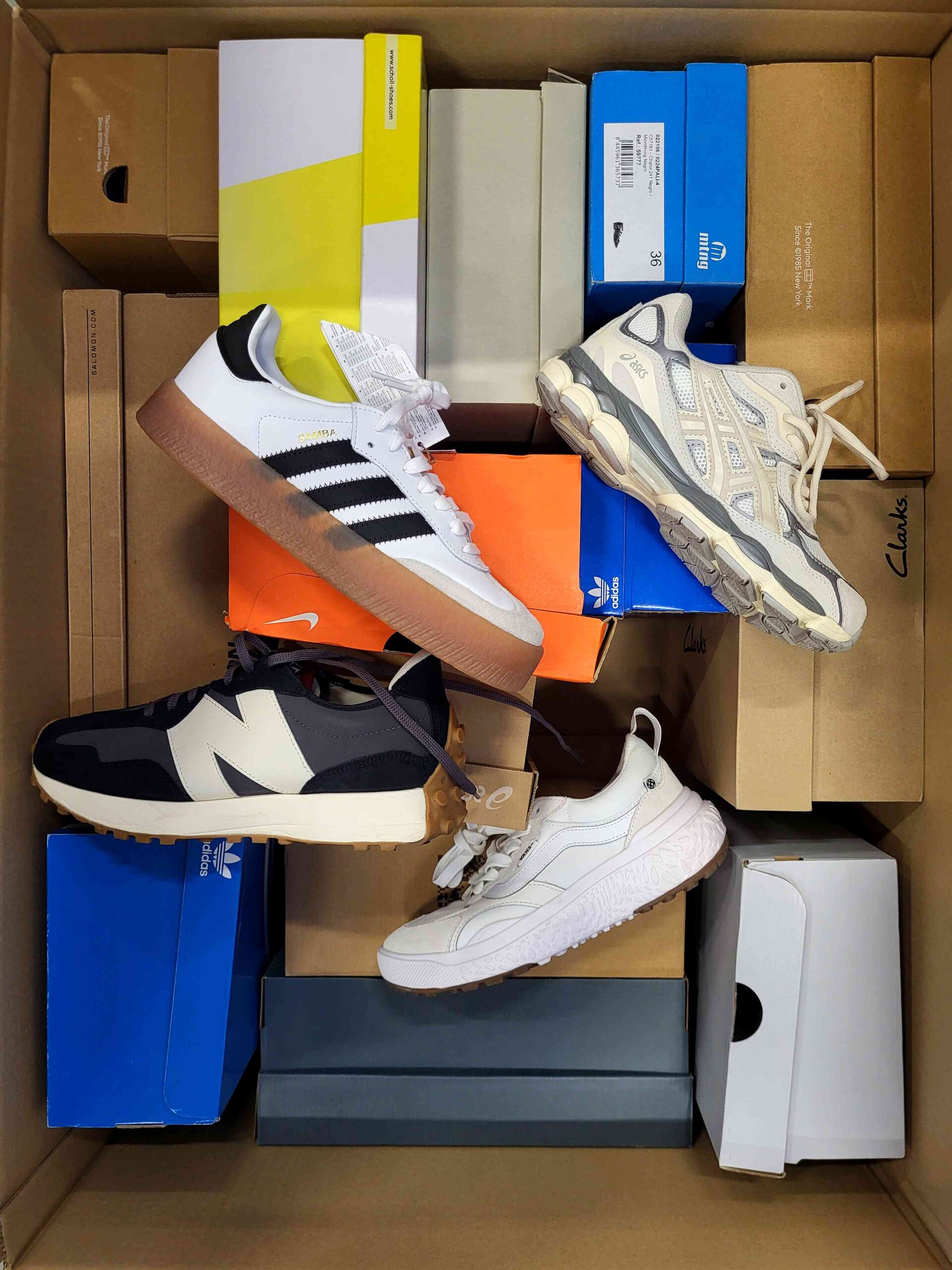 The photo shows a package with footwear in the category CS.