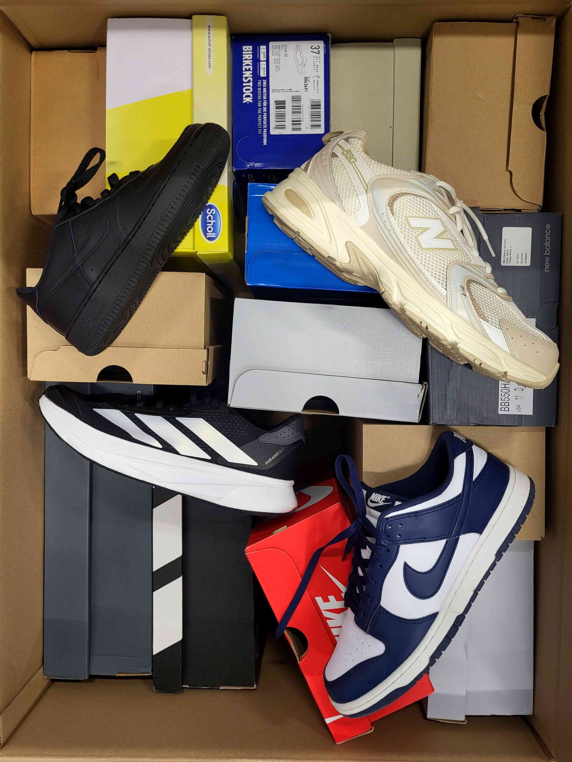 The photo shows a package with footwear in the category CS.
