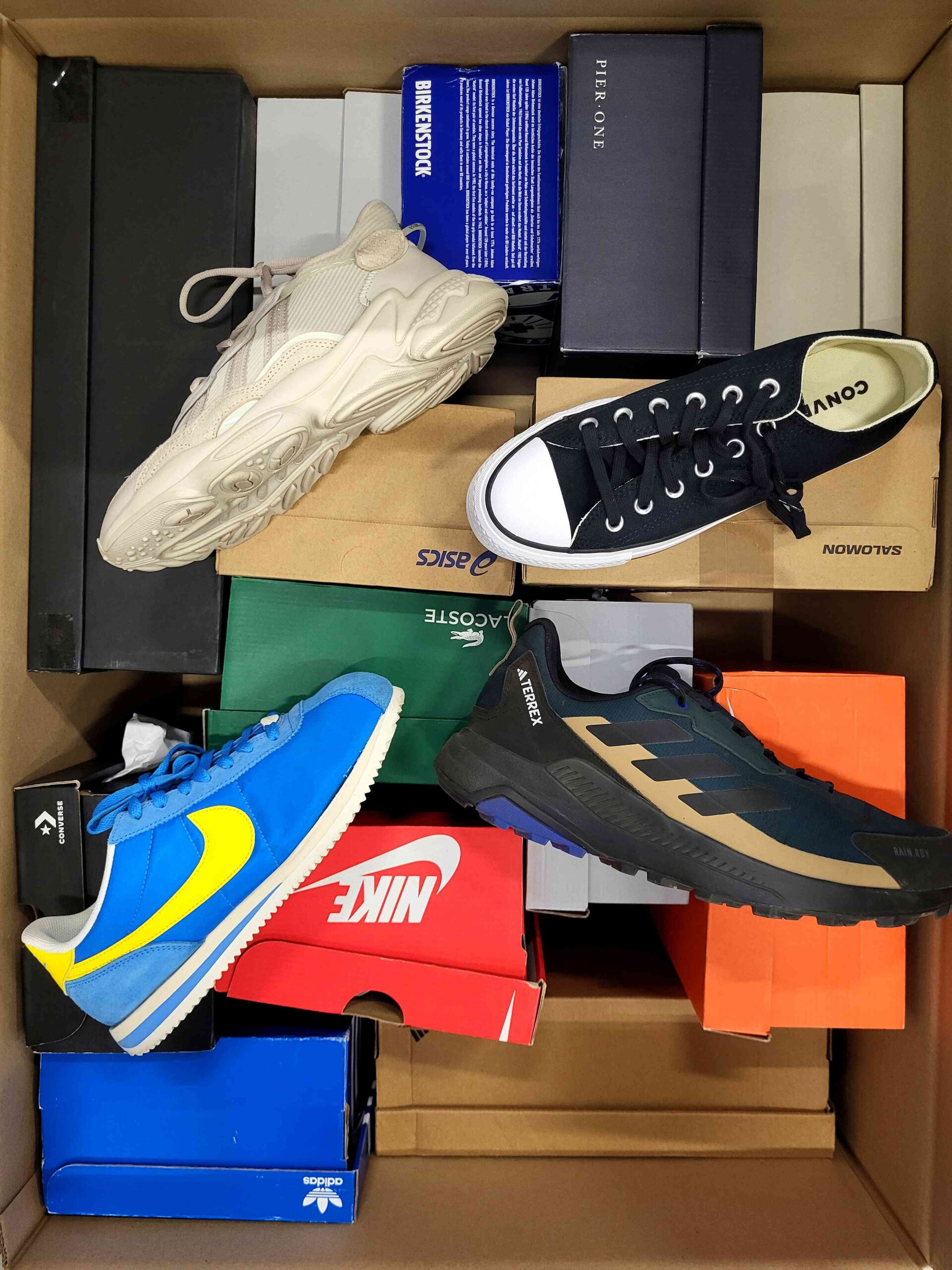 The photo shows a package with footwear in the category CS.