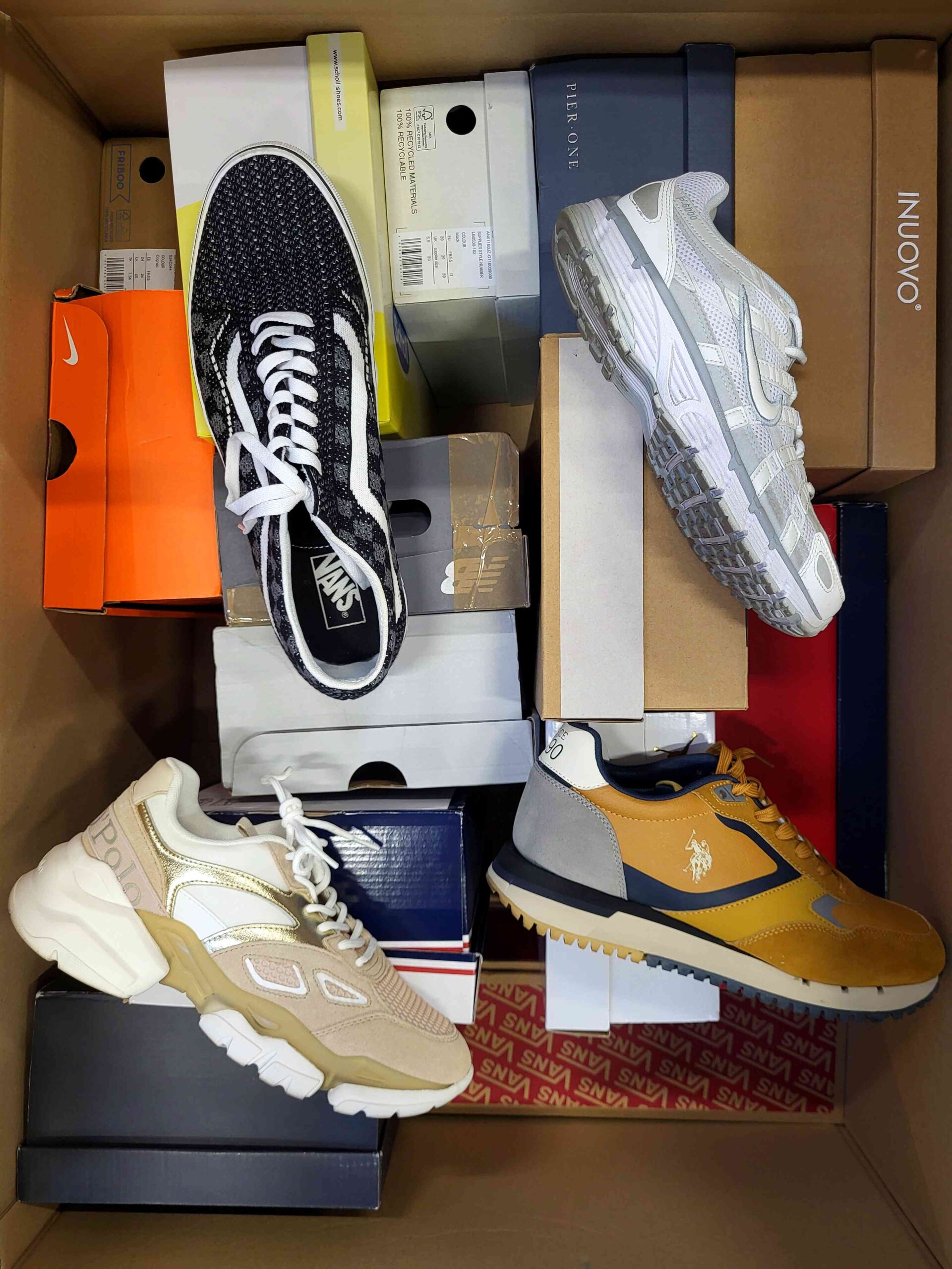 The photo shows a package with footwear in the category CS.