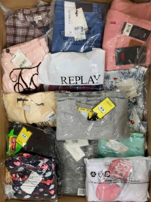 The photo shows a package with clothing in the category K.