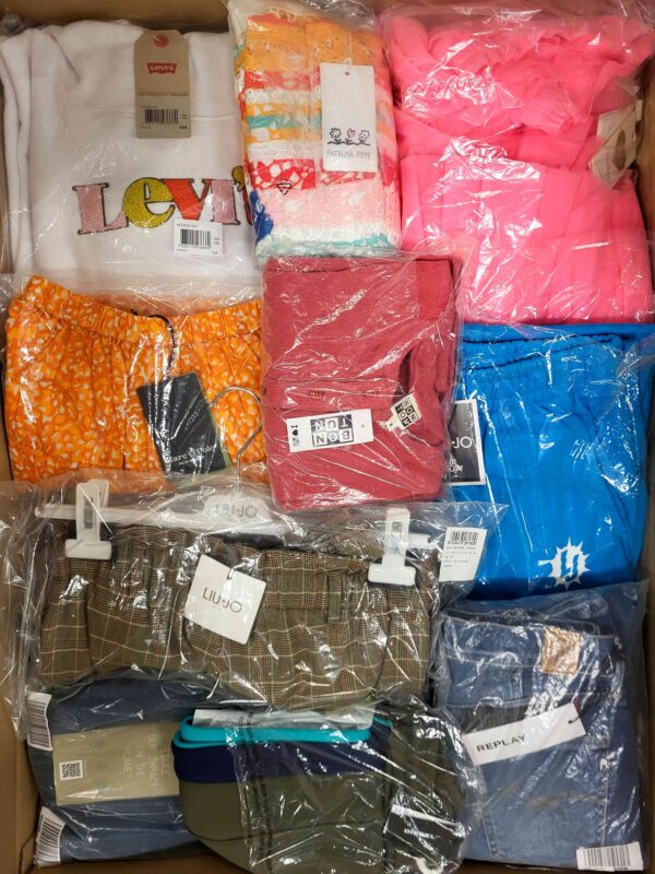 The photo shows a package with clothing in the category K.