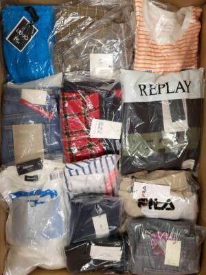 The photo shows a package with clothing in the category K.
