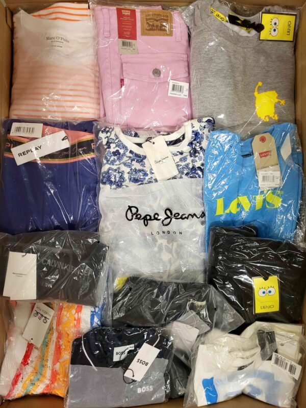 The photo shows a package with clothing in the category K.