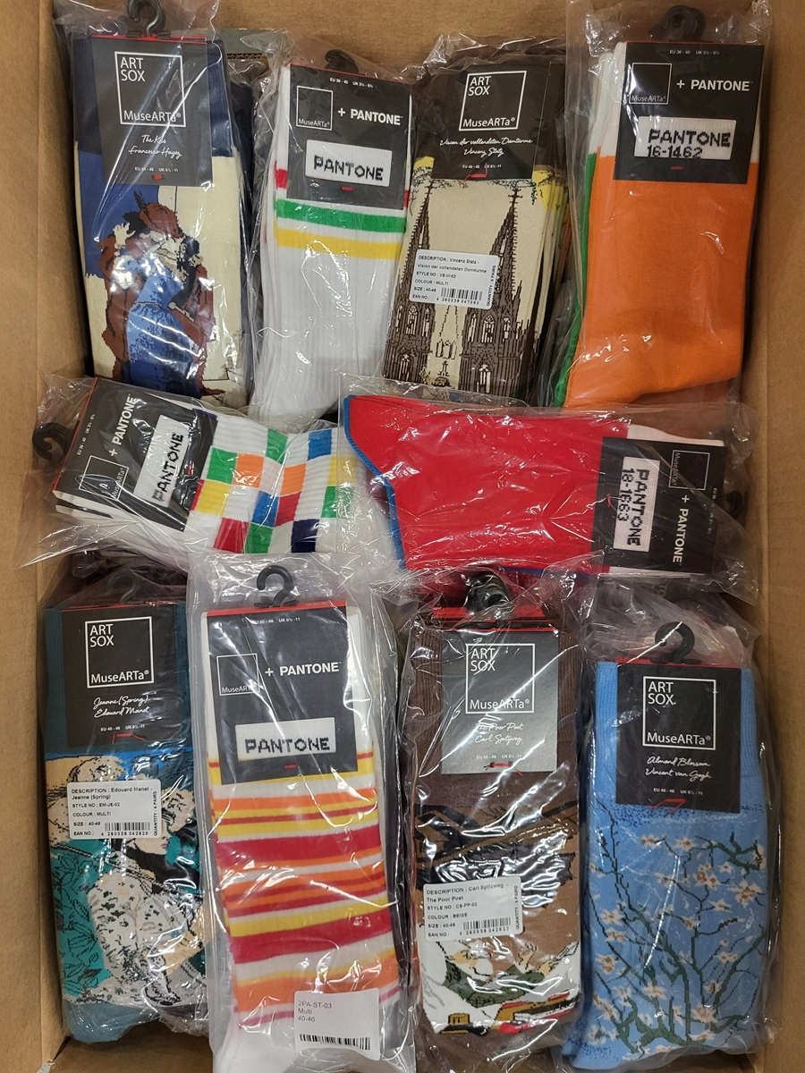 The picture shows a package with accessories in the category SA.