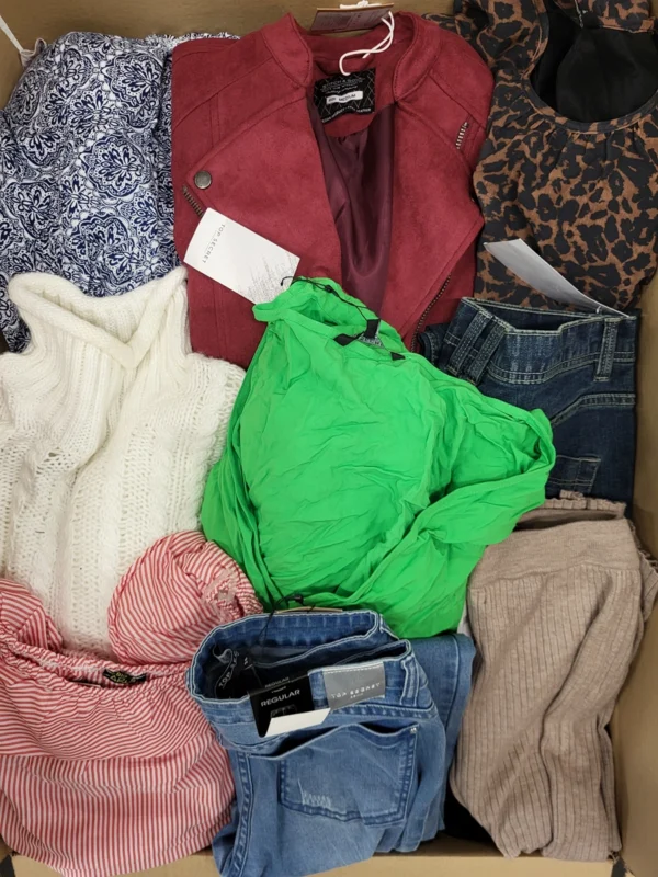 The photo shows a package with clothing in the category TSC.