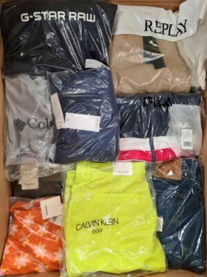 The photo shows a package with clothing in the category AM.