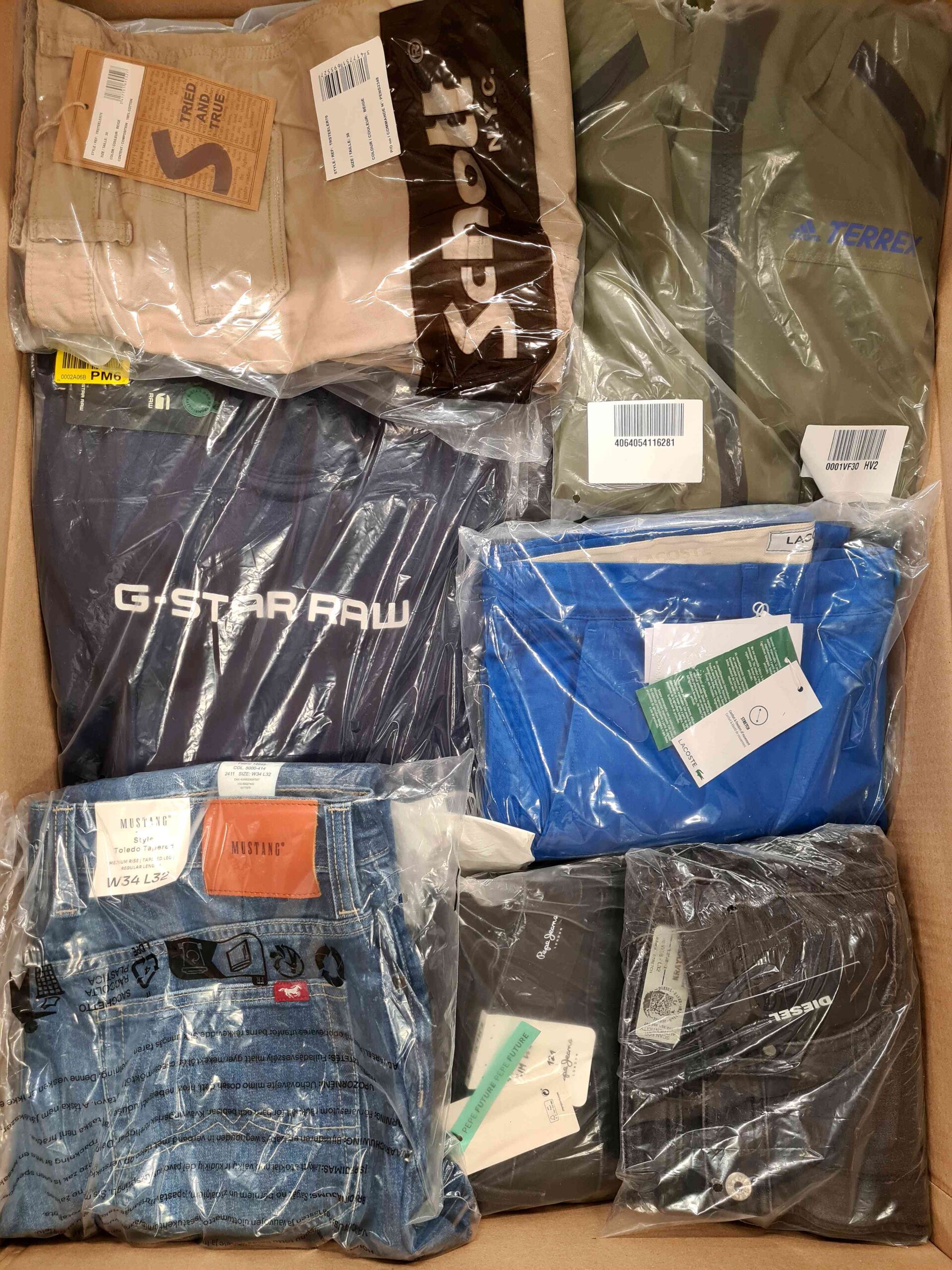 AM422 3 The photo shows a package with clothing in the category AM.